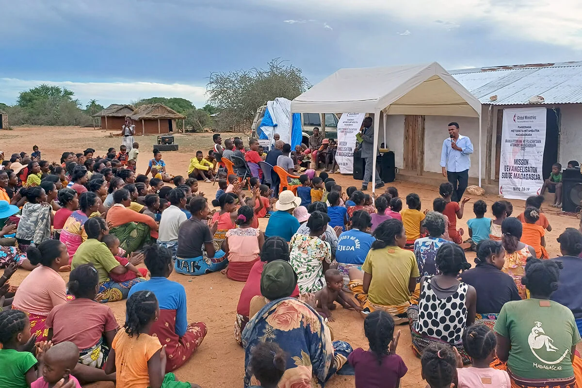 Uma equipe da Igreja Metodista Unida conversa com membros da comunidade em Ankilimidega, Madagascar, durante uma campanha de evangelização liderada pela igreja. Os evangelistas se reuniram com o chefe tradicional e outros líderes durante a missão, que foi apoiada por uma doação do Conselho de Ministérios Globais da Igreja Metodista Unida. Foto de Limbera Gilbert, Notícias MU.