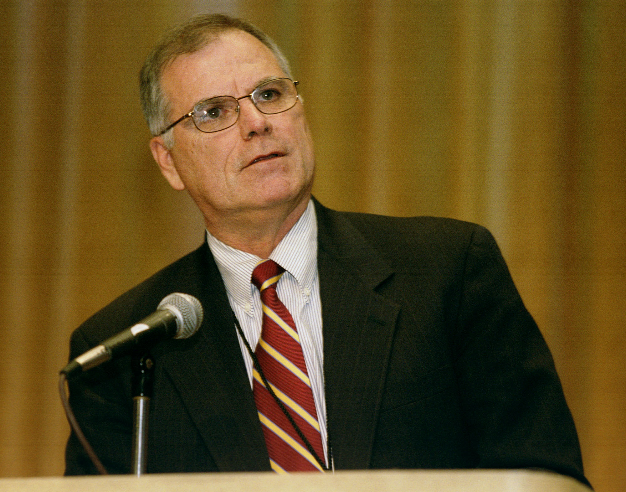 The Rev. Larry Hollon describes his vision for the denomination's media campaign during the Pre-General Conference News Briefing in Pittsburgh on Jan. 30. UMNS photo by Mike DuBose