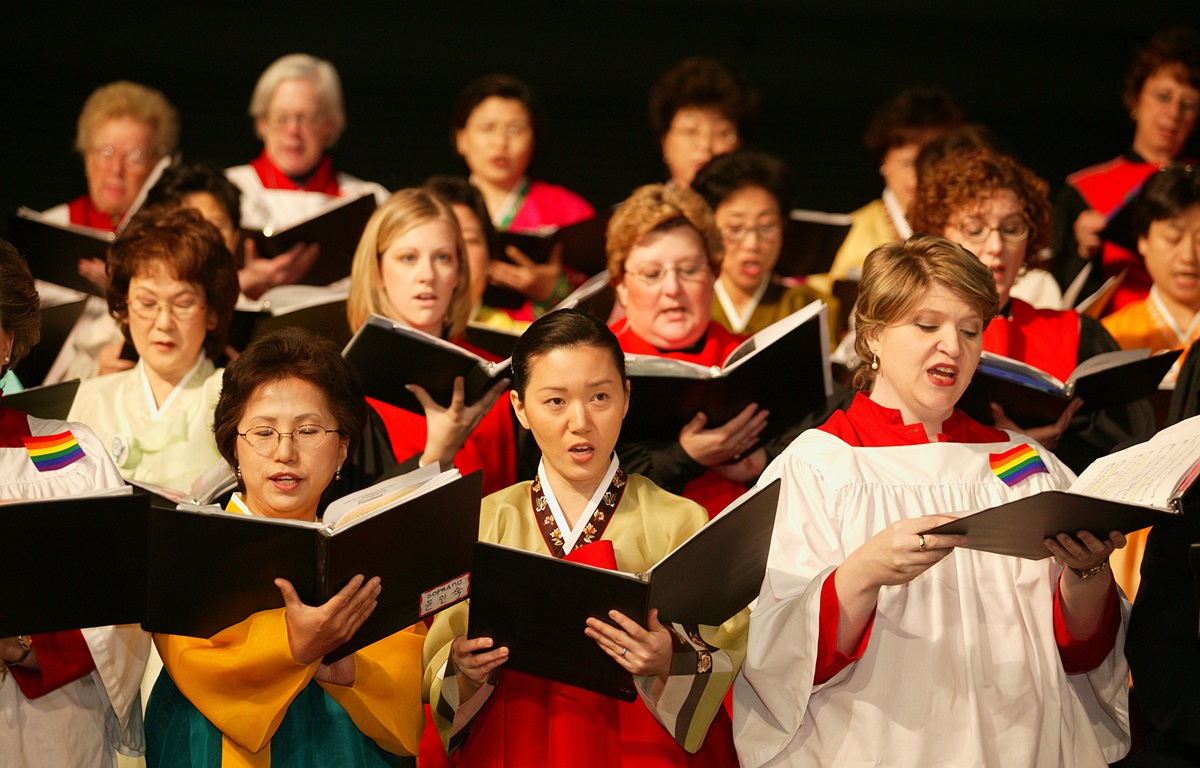 Members of the Mass Choir sing during the opening worship of the United Methodist Church's 2004 General Conference in Pittsburgh. The church's top legislative assembly is meeting April 27-May 7. A UMNS photo by Mike DuBose.