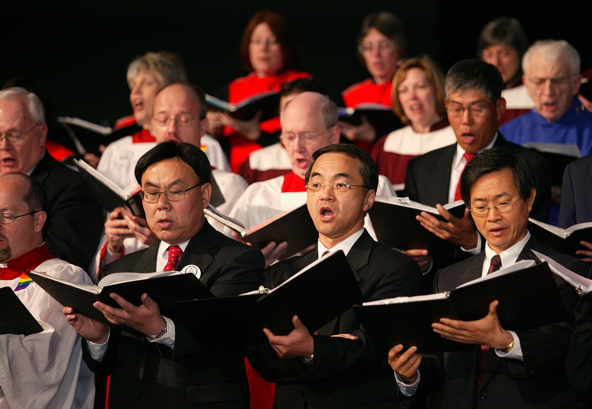 Members of the Mass Choir sing a hymn during the opening worship of the United Methodist Church's 2004 General Conference in Pittsburgh. The church's top legislative assembly is meeting April 27-May 7. A UMNS photo by Mike DuBose. A UMNS photo by Mike DuBose.
