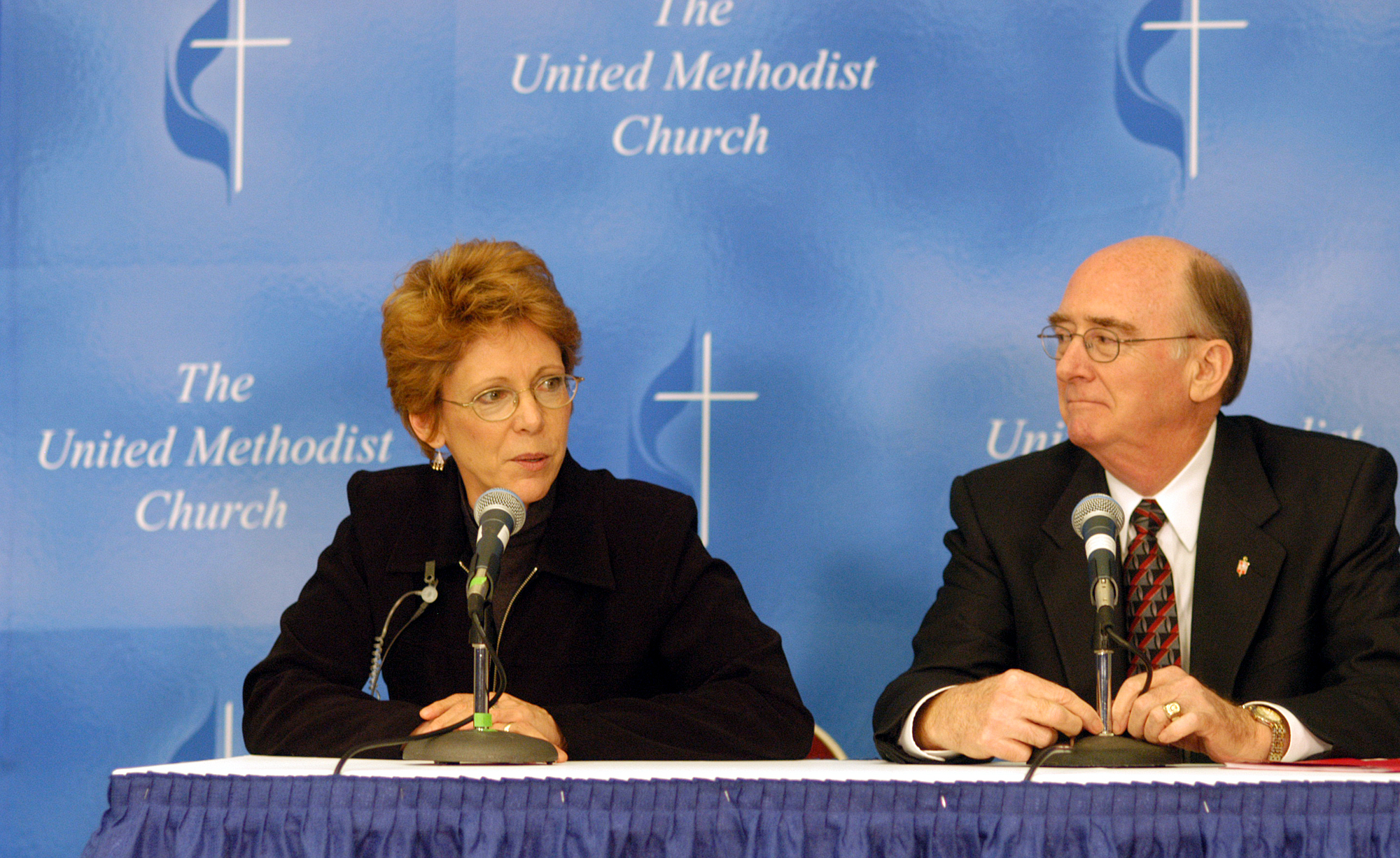 Barbara Nissen of United Methodist Communications introduces United Methodist Bishop Kenneth L. Carder during a press conference following Carder's Episcopal Address at the 2004 General Conference in Pittsburgh. A UMNS photo by John C. Goodwin.