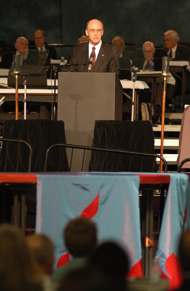 United Methodist Bishop Kenneth L. Carder delivers the episcopal address during the opening day of the denomination's 2004 General Conference in Pittsburgh. A UMNS photo by John C. Goodwin.
