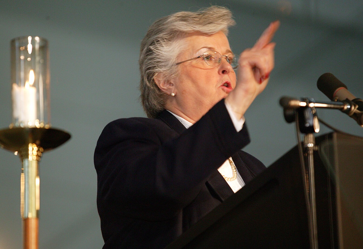 Sandra Kelley Lackore, top staff executive of the United Methodist Church's General Council on Finance and Administration, illustrates the source of church revenue as she presents the financial state of the church to the denomination's 2004 General Conference in Pittsburgh. A UMNS photo by Rasul Welch.