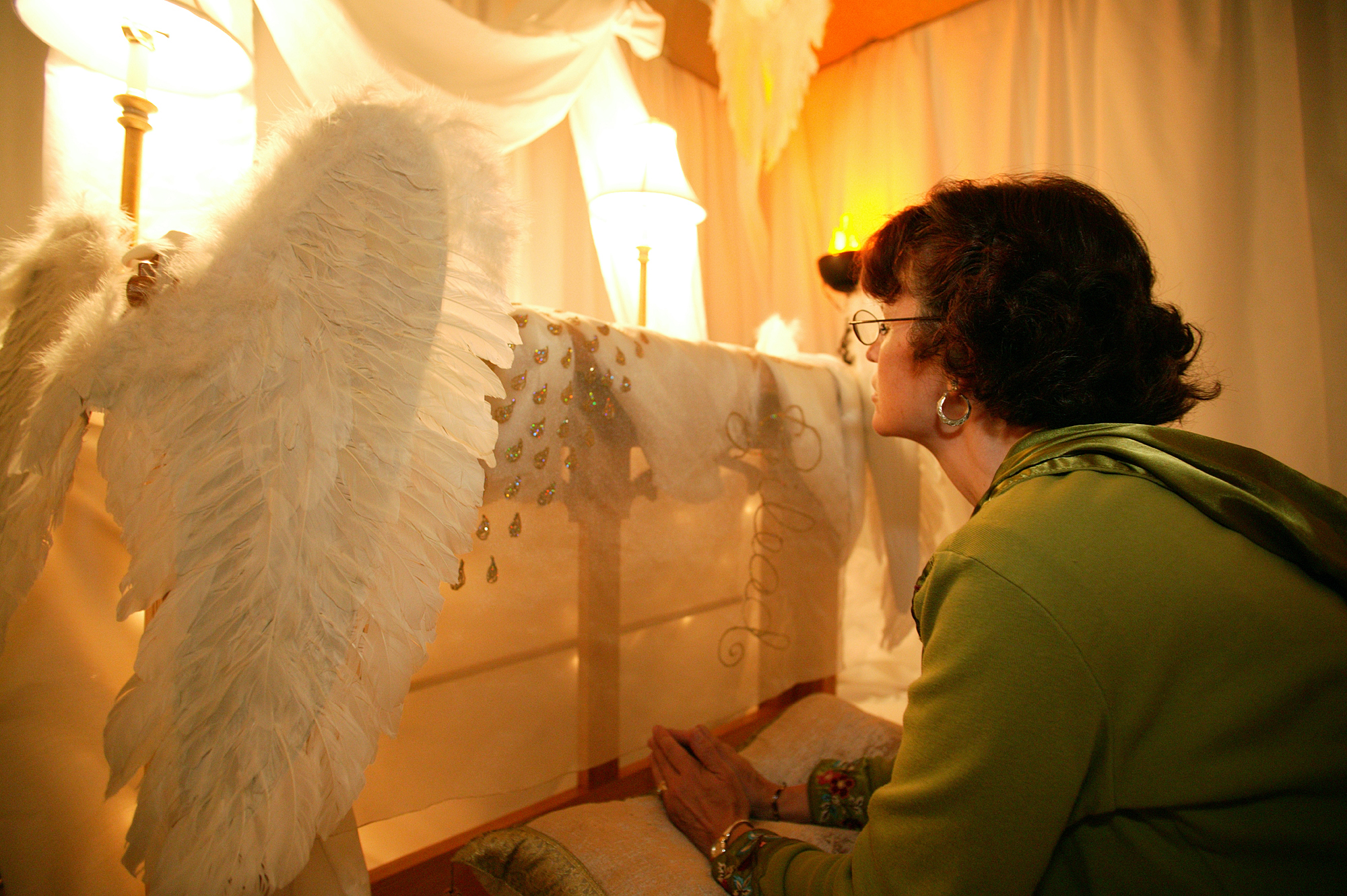 Alice Jean Parker prays in the prayer room at the David L. Lawrence Convention Center in Pittsburgh during the United Methodist Church's 2004 General Conference. A UMNS photo by Rasul Welch.