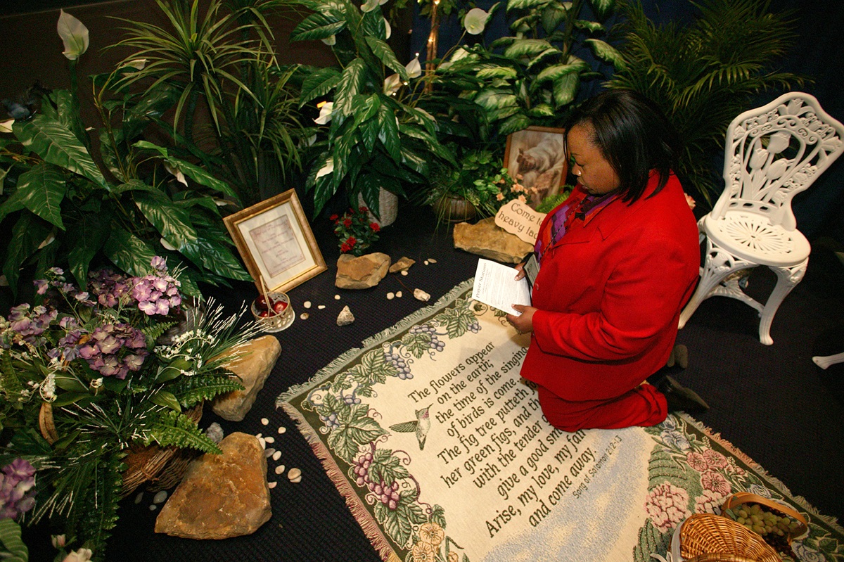 Tauyna Malone prays in the prayer room at the David L. Lawrence Convention Center in Pittsburgh. A UMNS photo by Rasul Welch.