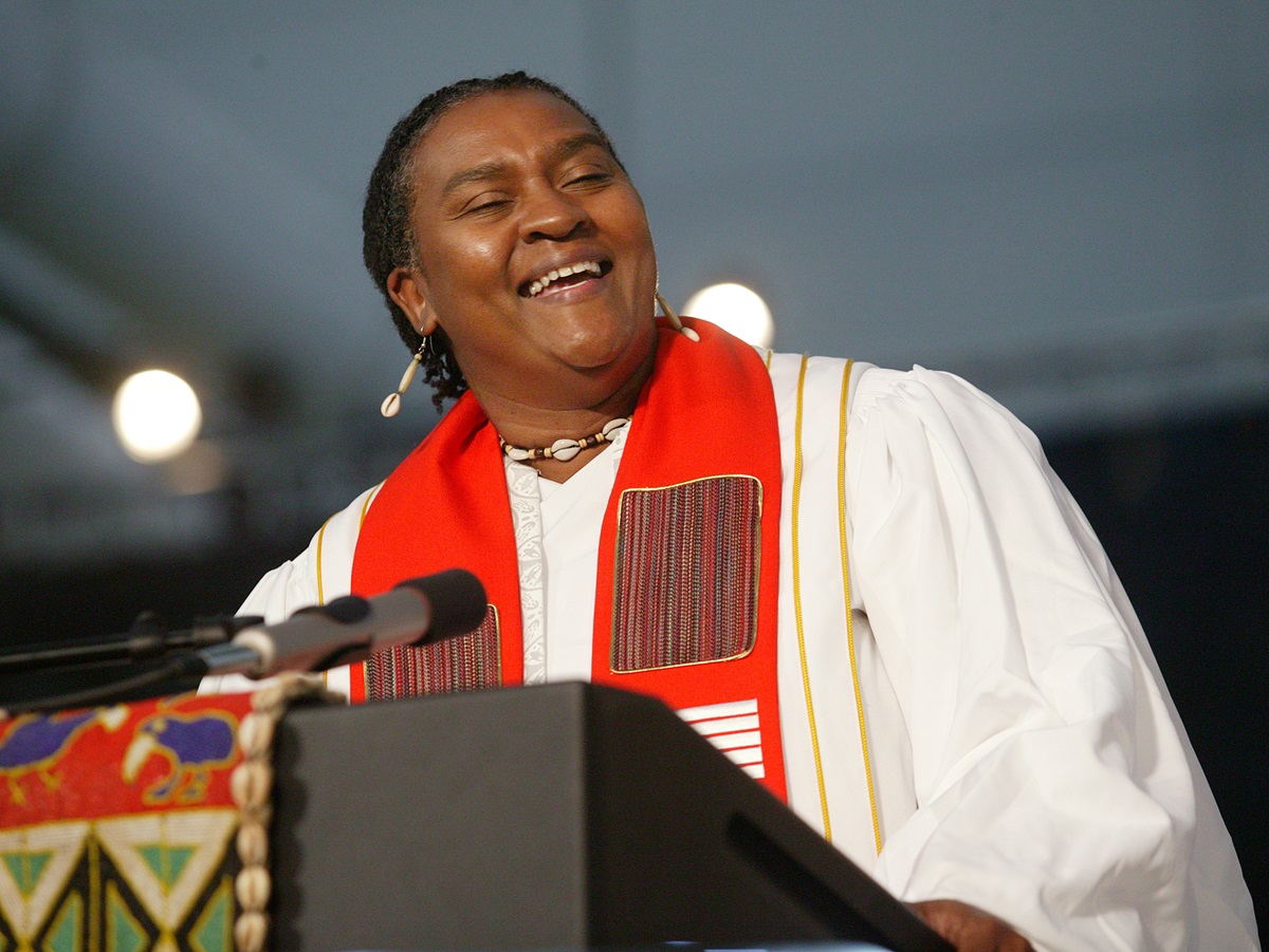 The Rev. Renita Thomas offers a prayer of thanksgiving during a service of appreciation for African Americans who stayed in the church despite institutional racism at the United Methodist Church’s 2004 General Conference in Pittsburgh. A UMNS photo by Mike DuBose.