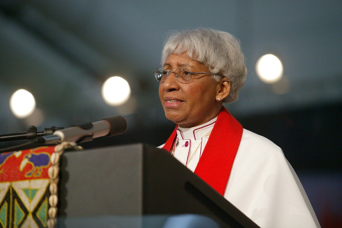 United Methodist Bishop Violet L. Fisher reads scripture during a service of appreciation for African Americans who stayed in the church despite institutional racism at the United Methodist Church’s 2004 General Conference in Pittsburgh. A UMNS photo by Mike DuBose.