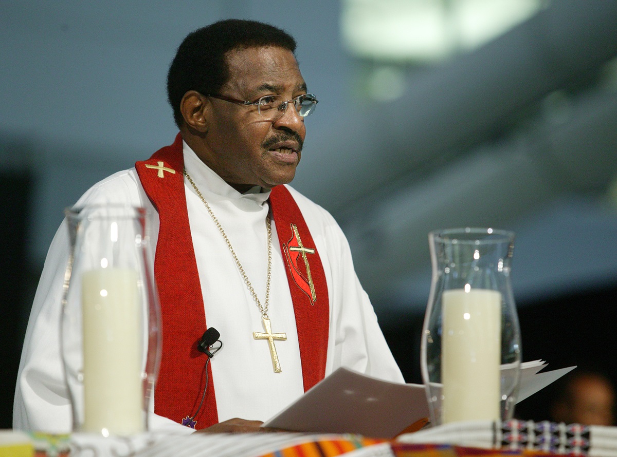 United Methodist Bishop Woodie W. White leads a prayer during a service of appreciation for African Americans who stayed in the church despite institutional racism at the United Methodist Church’s 2004 General Conference in Pittsburgh. A UMNS photo by Mike DuBose.
