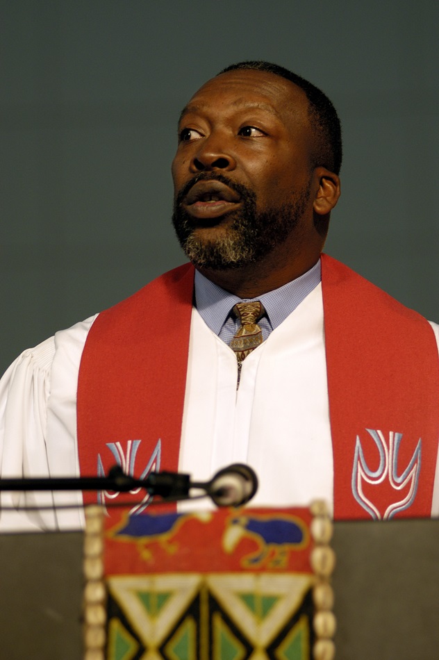 The Rev. Vincent Harris reads scripture during a service of "celebrating those who remained and led the way" during the 2004 United Methodist General Conference in Pittsburgh. A UMNS photo by Paul Jeffrey.