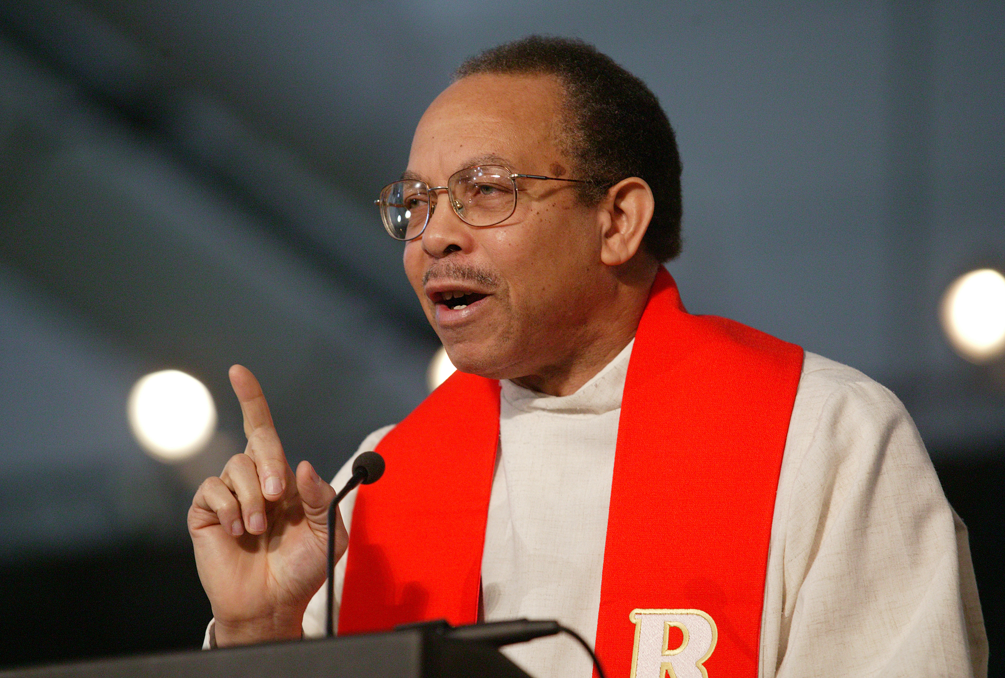 United Methodist Bishop Jonathan D. Keaton, Ohio East, gives the sermon during May 1 morning worship at the denomination's 2004 General Conference in Pittsburgh. A UMNS photo by Mike DuBose.