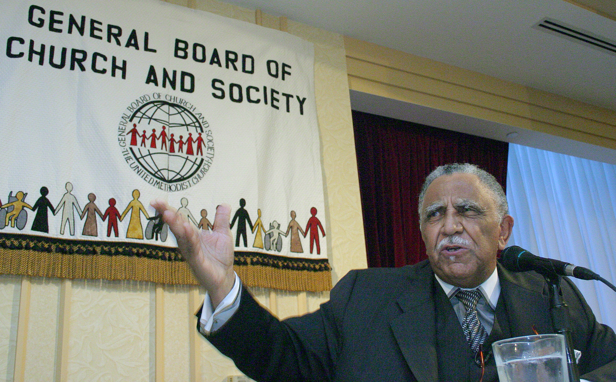 The Rev. Joseph Lowery offers an impassioned keynote address at the General Board of Church and Society Banquet during the United Methodist Church's 2004 General Conference in Pittsburgh. A UMNS photo by Rasul Welch.