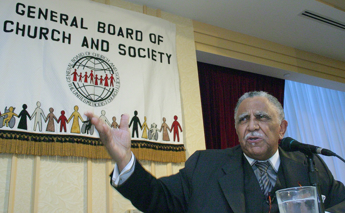 The Rev. Joseph Lowery offers an impassioned keynote address at the General Board of Church and Society Banquet during the United Methodist Church's 2004 General Conference in Pittsburgh. A UMNS photo by Rasul Welch.
