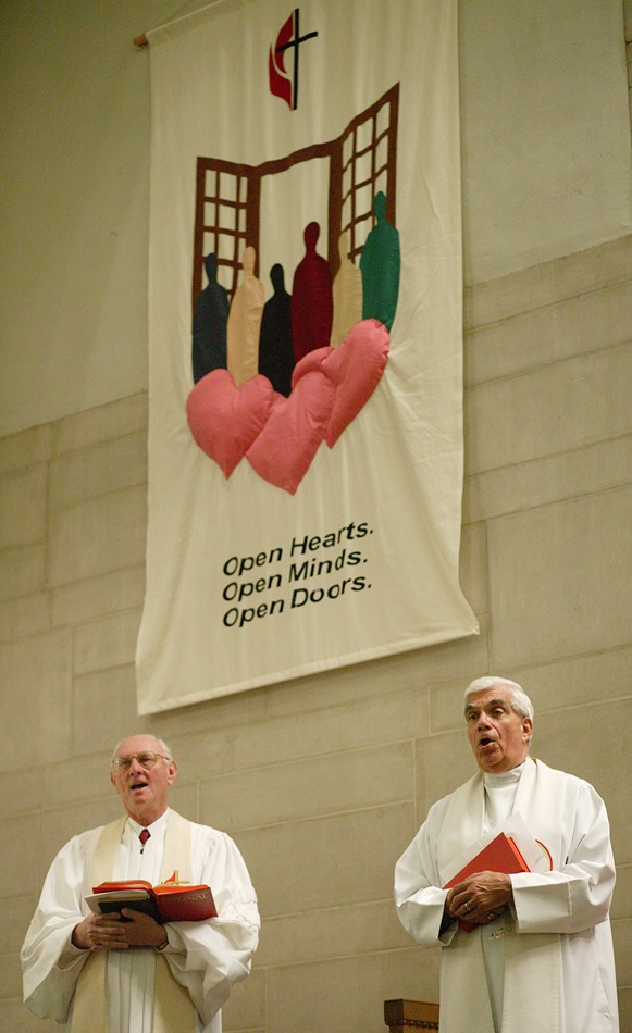 Bishops Richard Wilke (left) and George Bashore sing during a service at First United Methodist Church in Pittsburgh. A UMNS photo by Mike DuBose