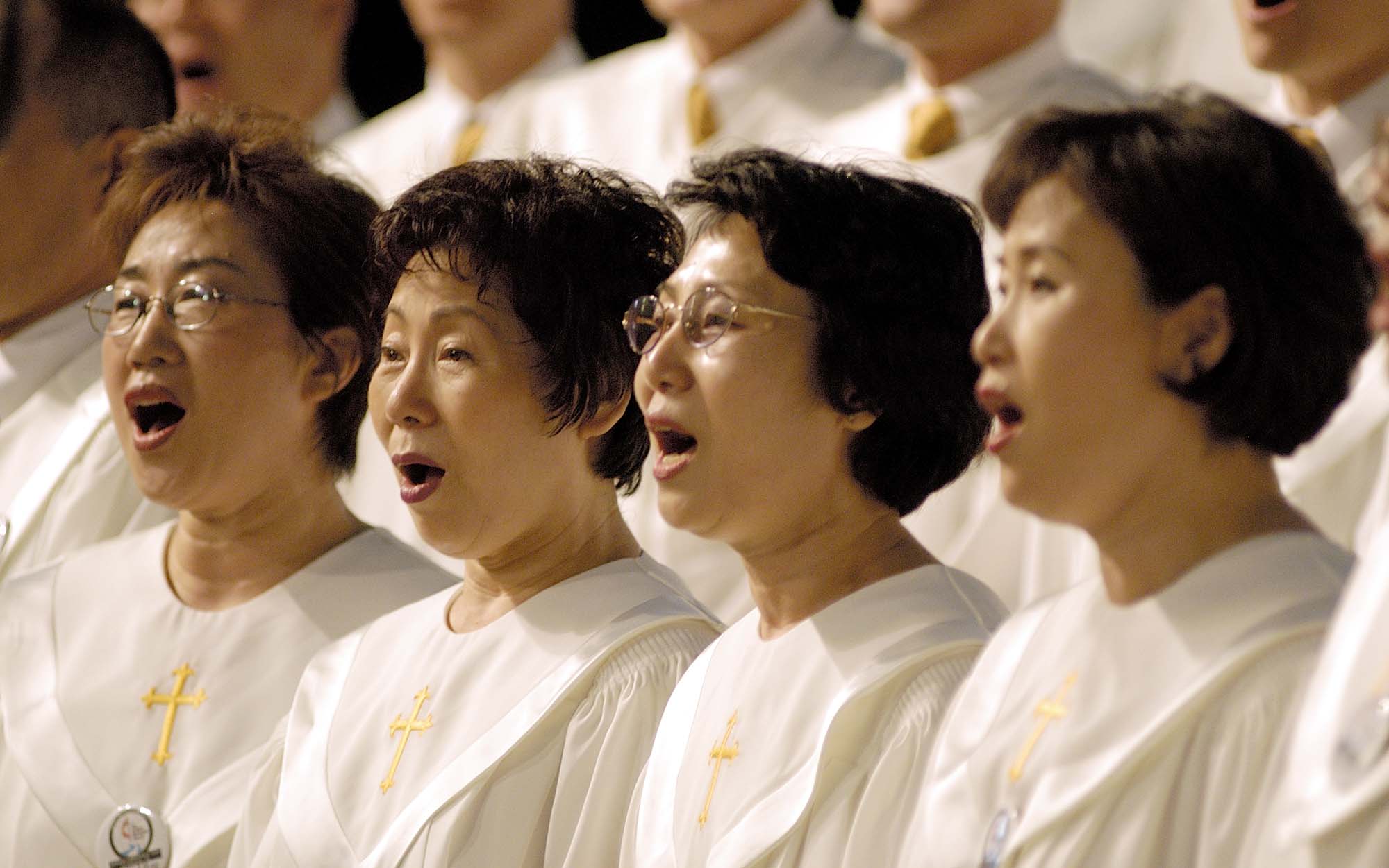 Singers from First United Methodist Church in Flushing, N.Y., lead morning worship at the 2004 United Methodist General Conference in Pittsburgh. A UMNS photo by Paul Jeffrey.