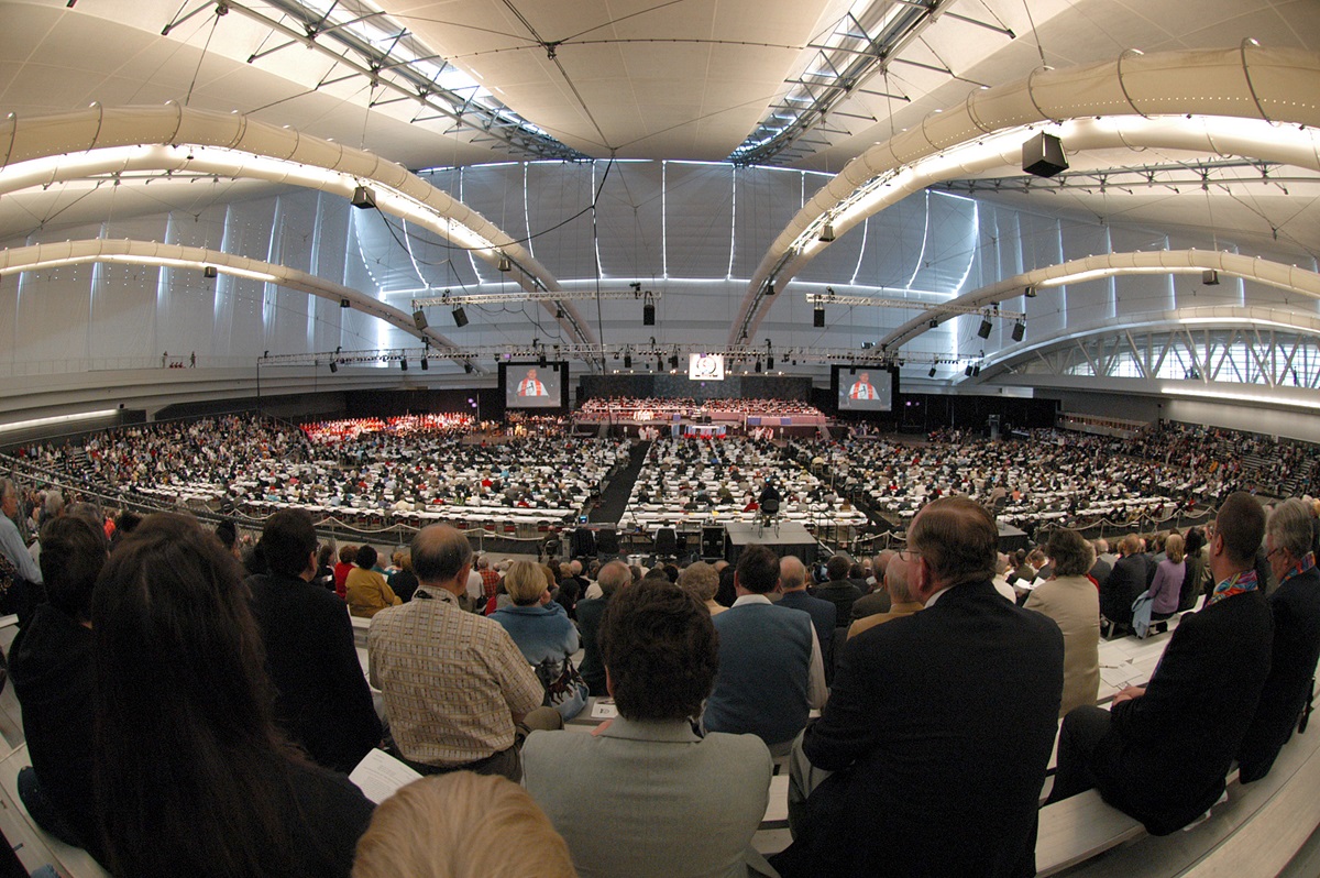 Delegates and guests of the 2004 General Conference worship in the David L. Lawrence Convention Center. A UMNS photo by John C. Goodwin