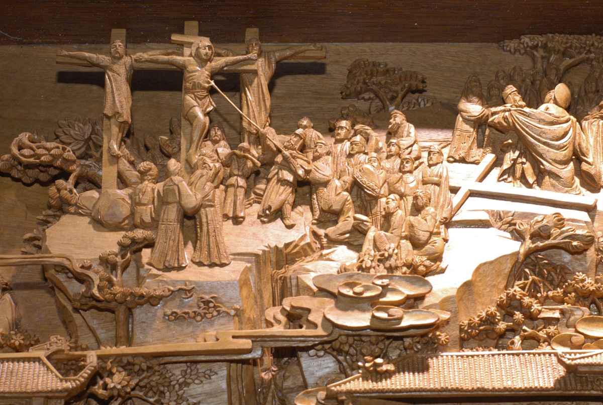 Seventy-five Bible stories are depicted in this wood carving by artist Zhang Wanlong.It took 10 years to complete the carving that is part of the “A Lamp to My Feet, A Light to My Path” exhibition from China. A UMNS photo by John Goodwin.  