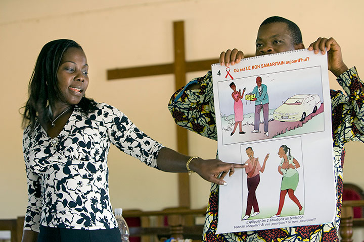 An educator from the Alliance Biblique de Côte d'Ivoire conducts a public health lesson on AIDS in the sanctuary at Jerusalem Parish United Methodist Church in Yamoussoukro, Côte d'Ivoire in November 2008. File photo by Mike DuBose, UMNS.