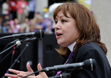 Bishop Carcaño speaks at a rally on behalf of immigrants' rights during the United Methodist Women's Assembly in St. Louis. A UMNS photo by Paul Jeffrey, Response.