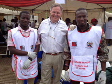 Scott Gilpin stands with volunteers for the Kenya Blood Transfusion Service in the Red Cross area in Uhuru Park, Nairobi. Photo courtesy of Scott Gilpin.