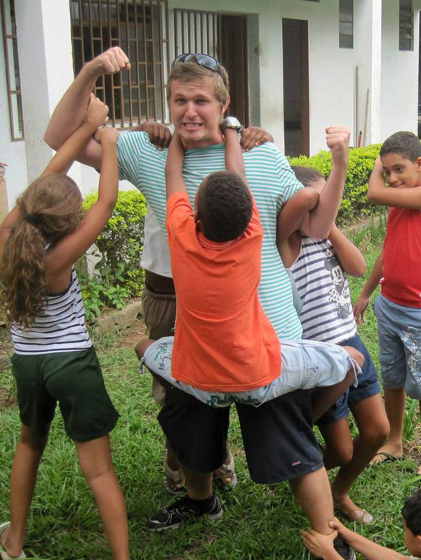 Brad Kenn, a Pfeiffer graduate and United Methodist mission intern, plays with children involved in the Shade and Fresh Water Project of the Methodist Church of Brazil.
Photo courtesy of Brad Kenn.
