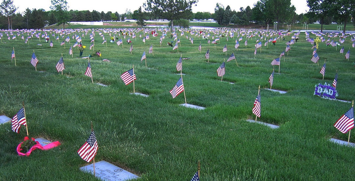 Fort Logan National Cemetery during Memorial Day weekend, 2006. Photo by Anthony Massey, Wikimedia Commons.