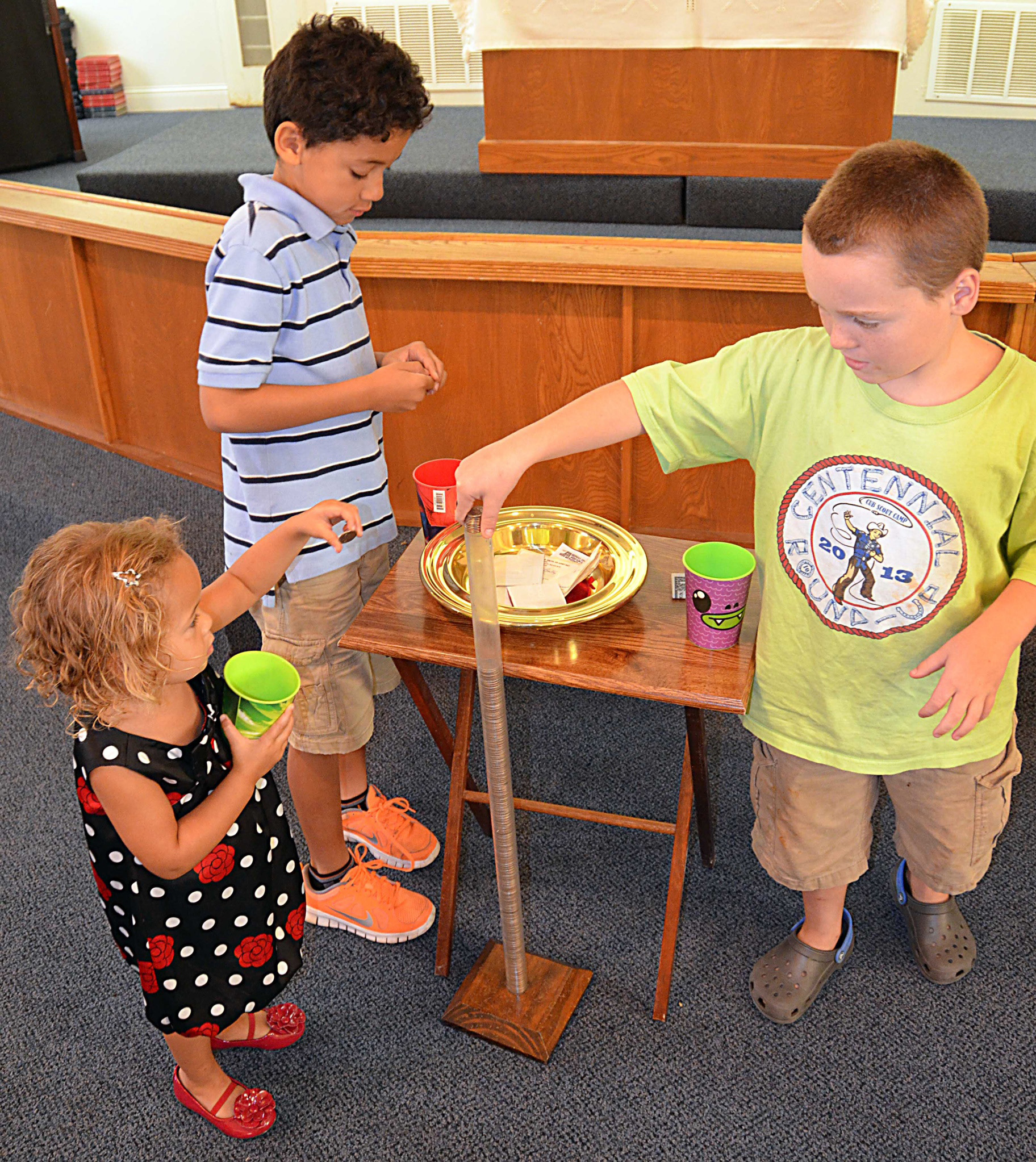 From left, Alaia Williams (Eston and Cathy Williams granddaughter), Kaiden Helvin and Jeffrey Cochran with quarter tube for Imagine No Malaria campaign at Aley United Methodist Church, Seven Points, Texas. Photo by Richard Browne.