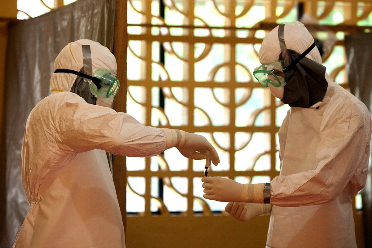 Since July 2014, Samaritan’s Purse has been managing an Ebola isolation center in Liberia located in Foya near the border with Guinea. The organization’s team of medical doctors and highly trained nurses is providing direct clinical care to patients infected with the virus. 