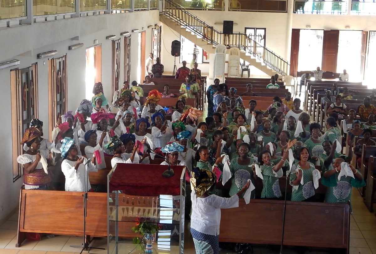The Côte d’Ivoire United Methodist Women received $2,000 from a partnership with Pubcell CI during a ceremony on Nov. 16 at Nouveau-Koumassi Cité de grâces United Methodist Church in southern Abidjan. Photo by Isaac Broune, UMNS