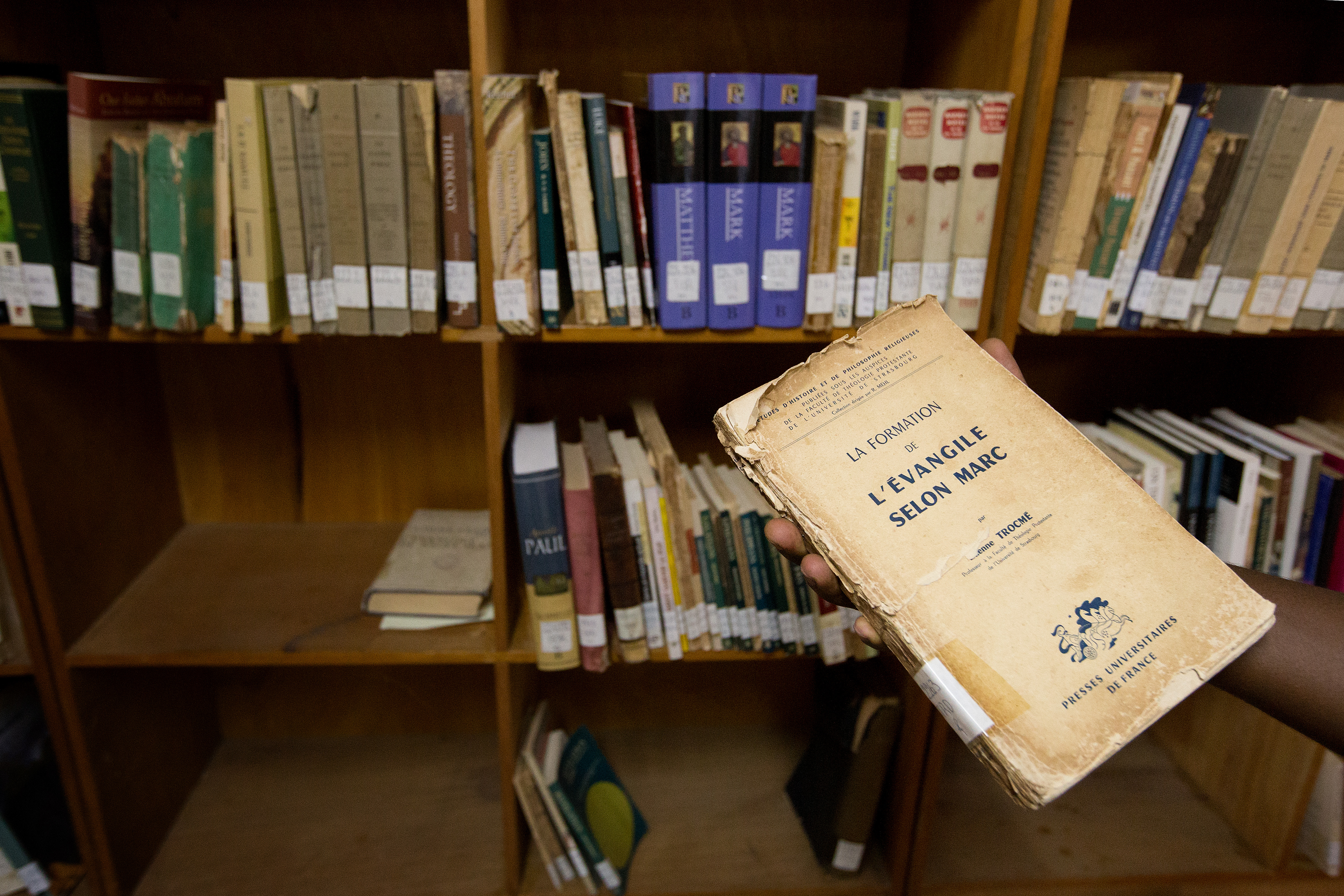 Research is difficult at the United Methodist seminary in Abadjin-Doumé, Côte d'Ivoire, where print resources are limited and there is no internet connection in the library. 
