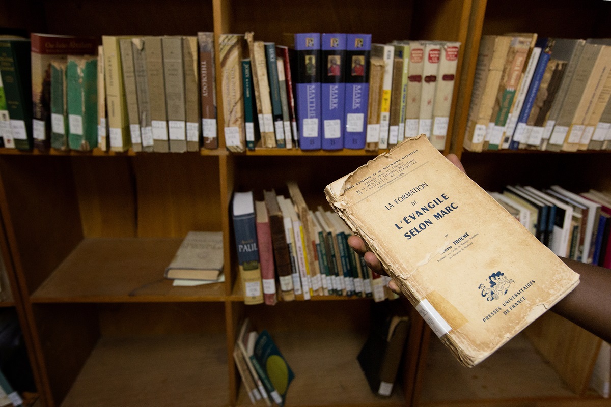 Research is difficult at the United Methodist seminary in Abadjin-Doumé, Côte d'Ivoire, where print resources are limited and there is no internet connection in the library. 