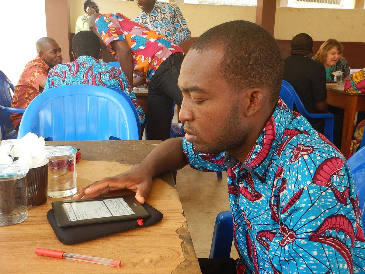 Dja Serge studies an e-reader during the Feb. 7 workshop held at Methodist University in Codody, Abidjan, Cote d’Ivoire. 