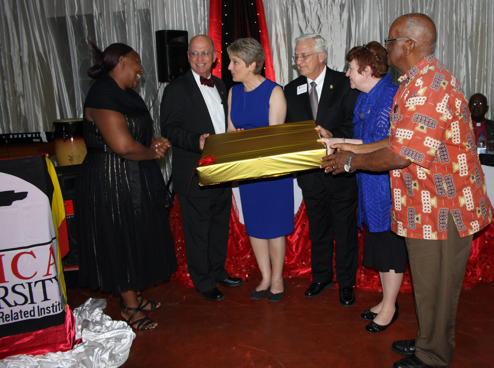 Africa University presents a gift to the Foundation for Evangelism delegation that attended the inauguration of Vice Chancellor Munashe Furusa and announced plans to endow a chair in the Faculty of Theology. 