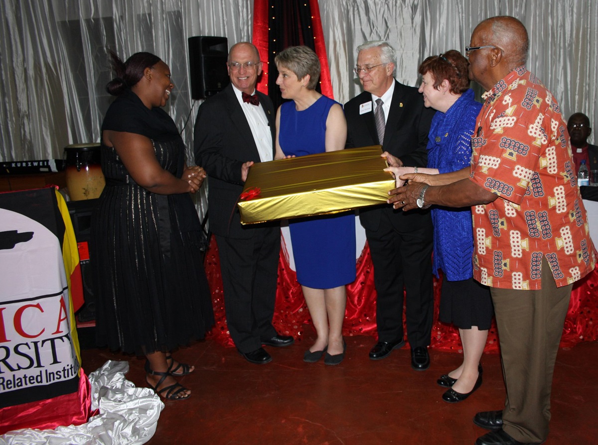 Africa University presents a gift to the Foundation for Evangelism delegation that attended the inauguration of Vice Chancellor Munashe Furusa and announced plans to endow a chair in the Faculty of Theology. 
