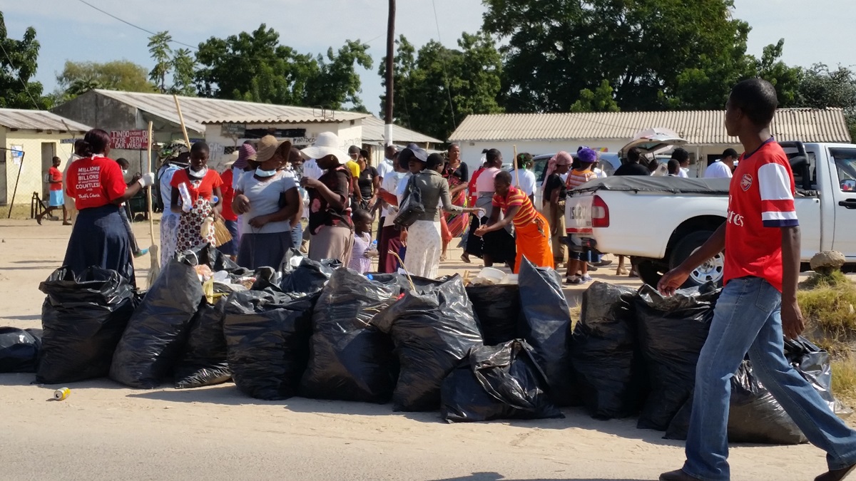 Cleared litter awaiting proper disposal by the local council in Murombedzi, Zimbabwe. The cleanup will aid in combating the spread of cholera. Photo by Eveline Chikwanah