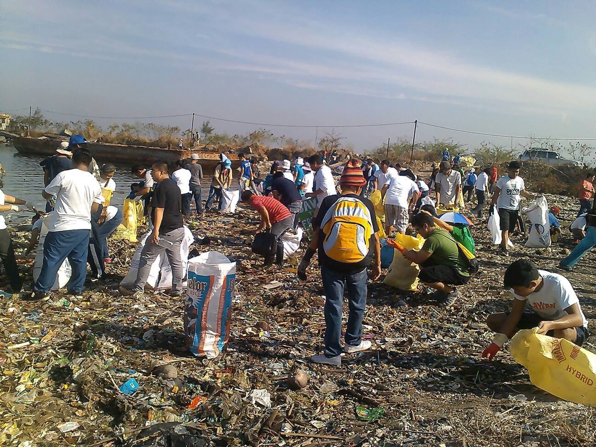 Volunteers cleaning up a coastal area that is a critical habit. Photo courtesy of Glacy Macabale. 