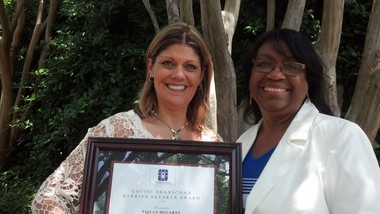 Tajuan McCarty, izquierda, recibió el Premio 2015 Dra. Louise Branscomb Barrier Breaker. McCarty es miembro de Christ United Methodist Church en el condado de Shelby. Eula Thompson, a la derecha, presidenta de la Comisión sobre la condición y el rol de la mujer de la conferencia, fue quien le otorgó el premio