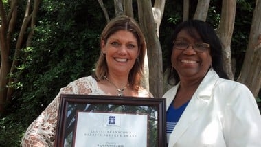 Tajuan McCarty, izquierda, recibió el Premio 2015 Dra. Louise Branscomb Barrier Breaker. McCarty es miembro de Christ United Methodist Church en el condado de Shelby. Eula Thompson, a la derecha, presidenta de la Comisión sobre la condición y el rol de la mujer de la conferencia, fue quien le otorgó el premio