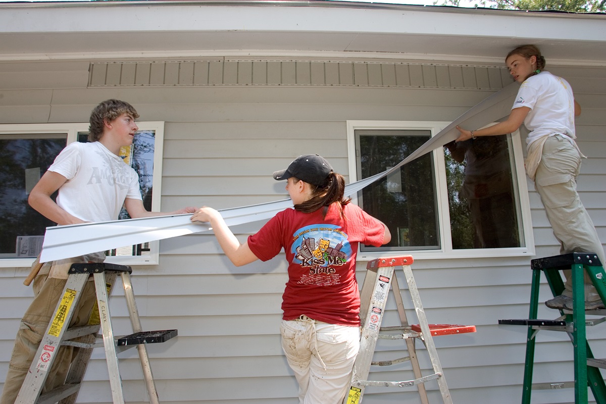 Youth from Tigard (Ore.) United Methodist Church install siding at the home of Regina Batiste in Slidell, La., as part of Project Noah, sponsored by First United Methodist Church of Baton Rouge, La. A UMNS photo by Mike DuBose. 