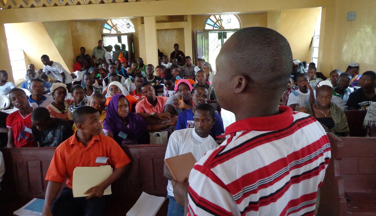 Jefferson Knight, who attended the Paris climate summit, addresses United Methodist young people in Liberia about setting up a climate change task force to monitor multilateral companies.