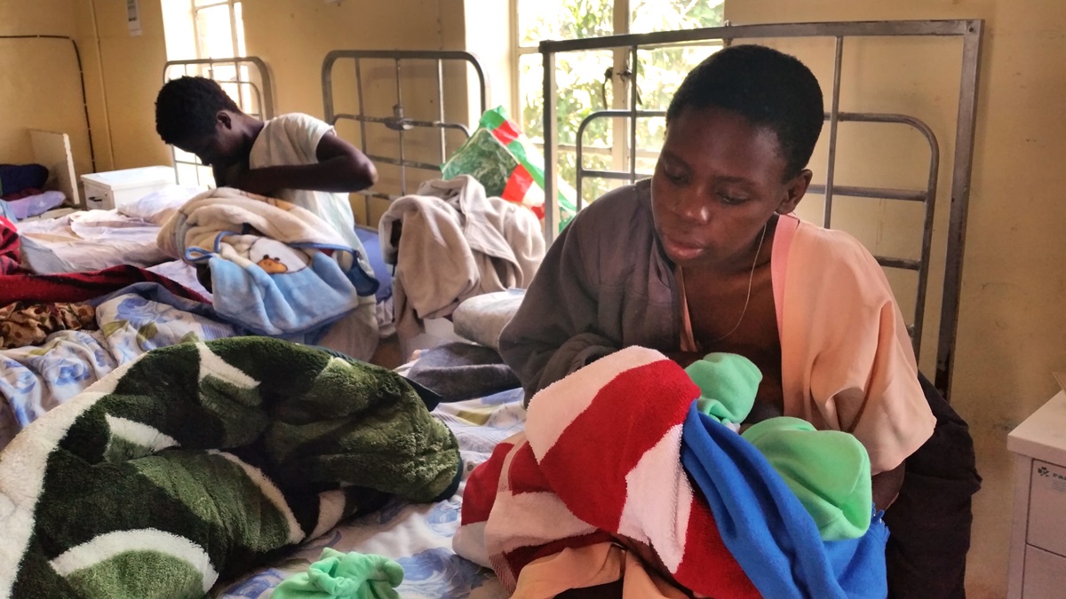 Mary Chimunda breastfeeds her newborn son in the Mutambara Mission Hospital in Zimbabwe. Photo by Eveline Chikwanah, UMNS