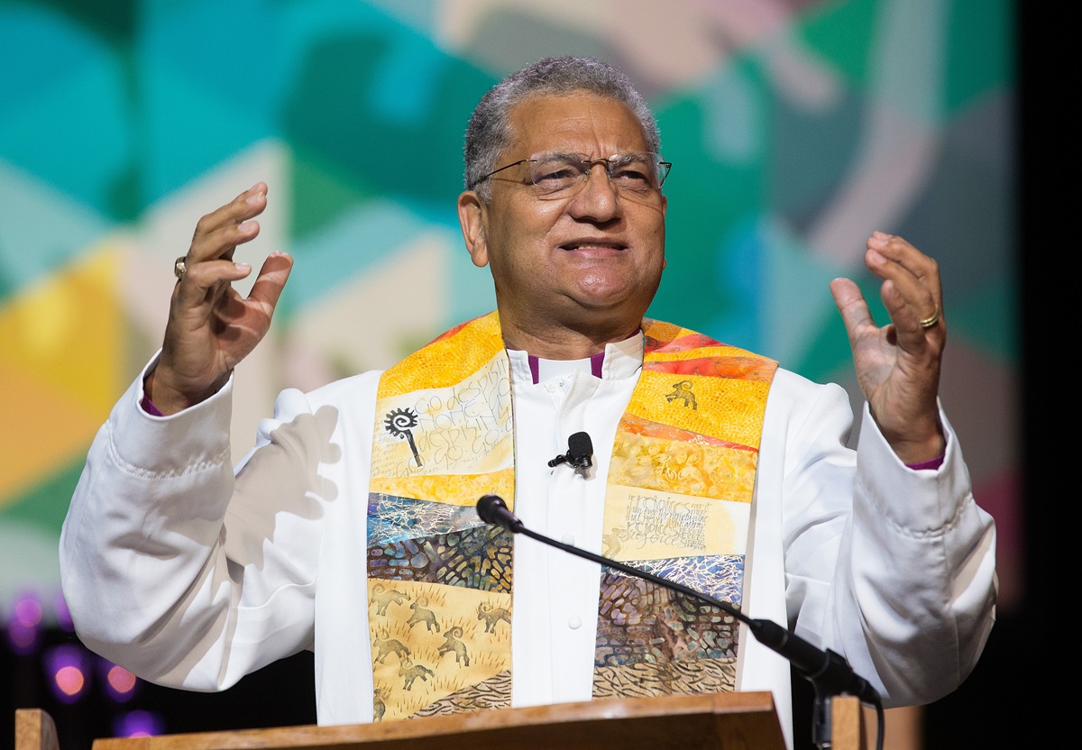 Bispo Ivan Abrahams do Conselho Mundial Metodista prega no dia 17 de Maio. Foto de  Mike DuBose, UMNS