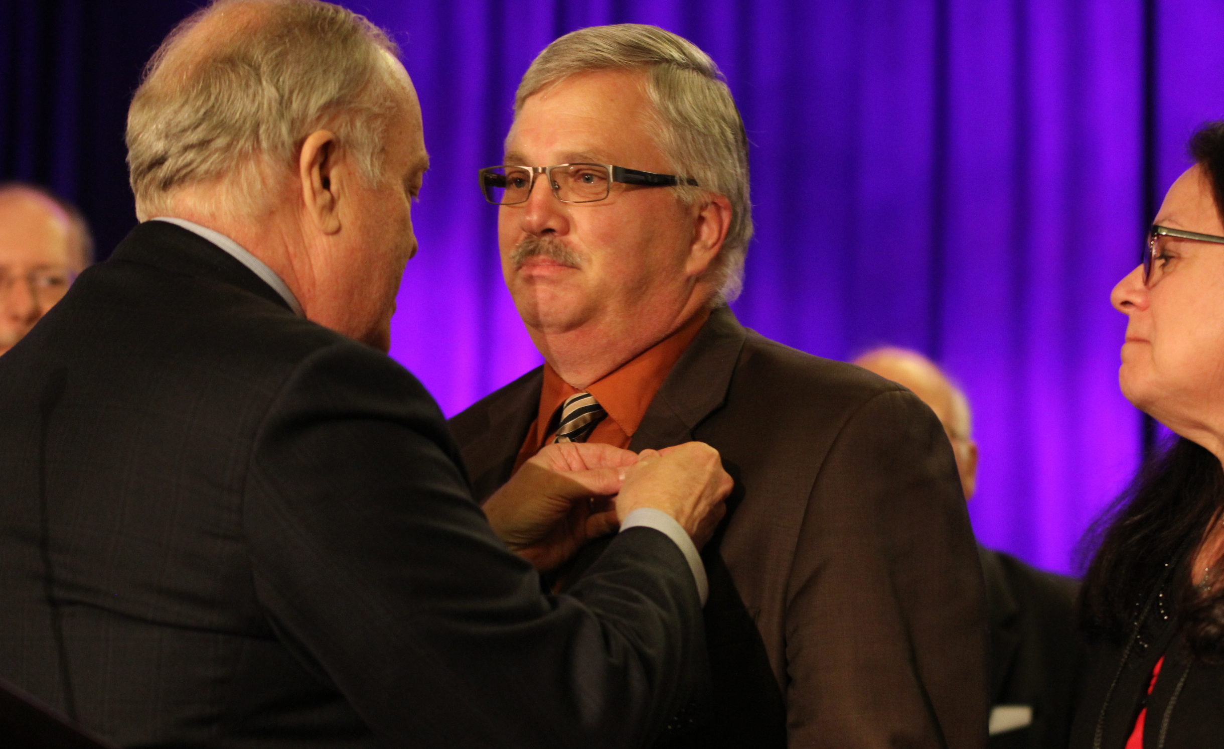 Dallas Area Bishop Michael McKee places an episcopal pin on the Rev. Bob Farr, newly elected United Methodist bishop of the South Central Jurisdiction. Farr was elected July 15, 2016, on the 35th ballot. Photo by Todd Siefert

