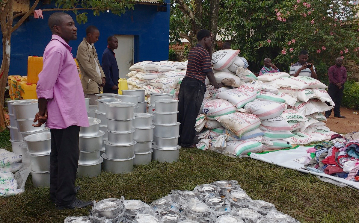The 100 most vulnerable families received rice, cassava flour and corn , 10 liters of oil, 25kg of beans and 1.5kg iodized salt. Each household also received, pots, plates, a 32-liter container for water and clothes.
