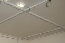 Ce gros plan du plafond de la clinique Shungu à Kamina, en RDC, montre une lumière solaire qui brille aux côtés de l'éclairage régulier des ampoules. Photo de Neelley Hicks, United Methodist Communications.
