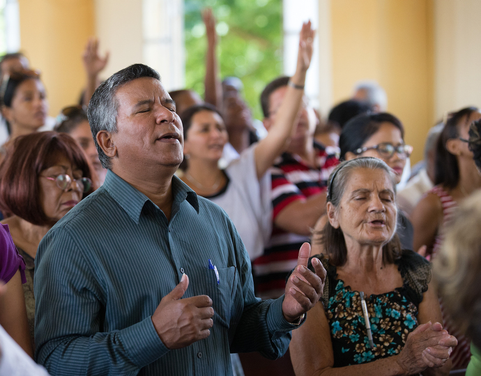 Parishioners sing during Sunday worship at Marianao Methodist Church. Photo by Mike DuBose, UMNS.