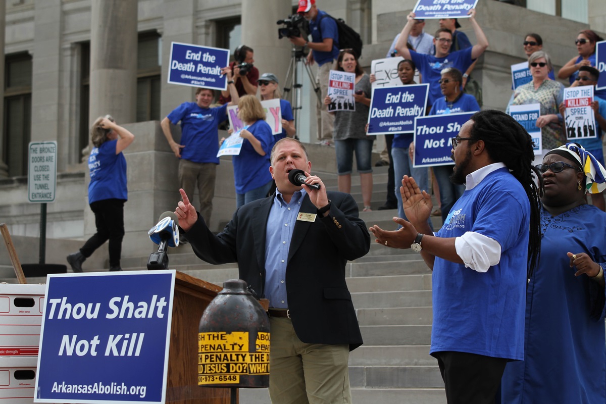 United Methodist pastor Jay Clark leads a crowd at the Arkansas Capitol in singing “This Little Light of Mine,” during a vigil to protest planned state executions. Clark is from Pulaski Heights United Methodist Church and chair of the Arkansas Conference Board of Church and Society. Photo by Amy Forbus, Arkansas United Methodist

