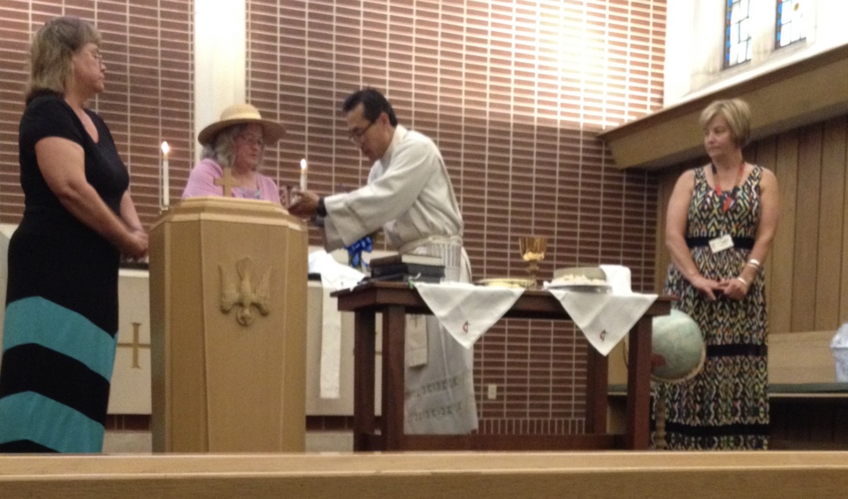 성만찬을 집례하고 있는 김응선 목사. Photo by Oregon United Methodist Church, Oregon, IL 