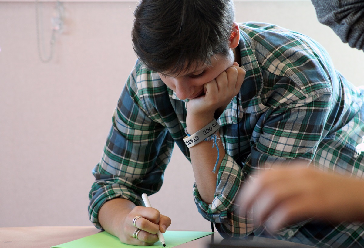 Jess Kotnour writes a "love note" to other trans and gender non-conforming people shared during Rooted, an ecumenical trans and gender-expanded retreat held in Chicago Aug. 11-13.