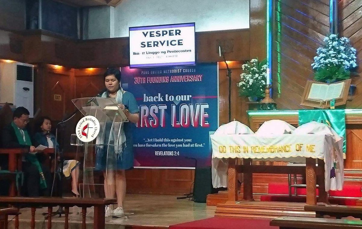 Beryl R. Coloma, chairperson of Puno United Methodist Church’s outreach ministry, reads a statement by the Philippines United Methodist Board of Church and Society, reiterating its denouncement of extrajudicial killings by the Philippine government. Photo courtesy of Puno United Methodist Church Communications.