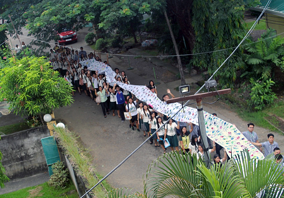 A parade of more than 100 education students and seminarians marched at Wesleyan University-Philippines for Critical Thinking Day, which included a reading of the statement condemning extrajudicial killings. The marchers, led by Konseho Critiko, held a symbolic cloth with handprints symbolizing, “Our Hands Together for Critical Thinking Movement." Photo by Gladys Mangiduyos, UMNS.